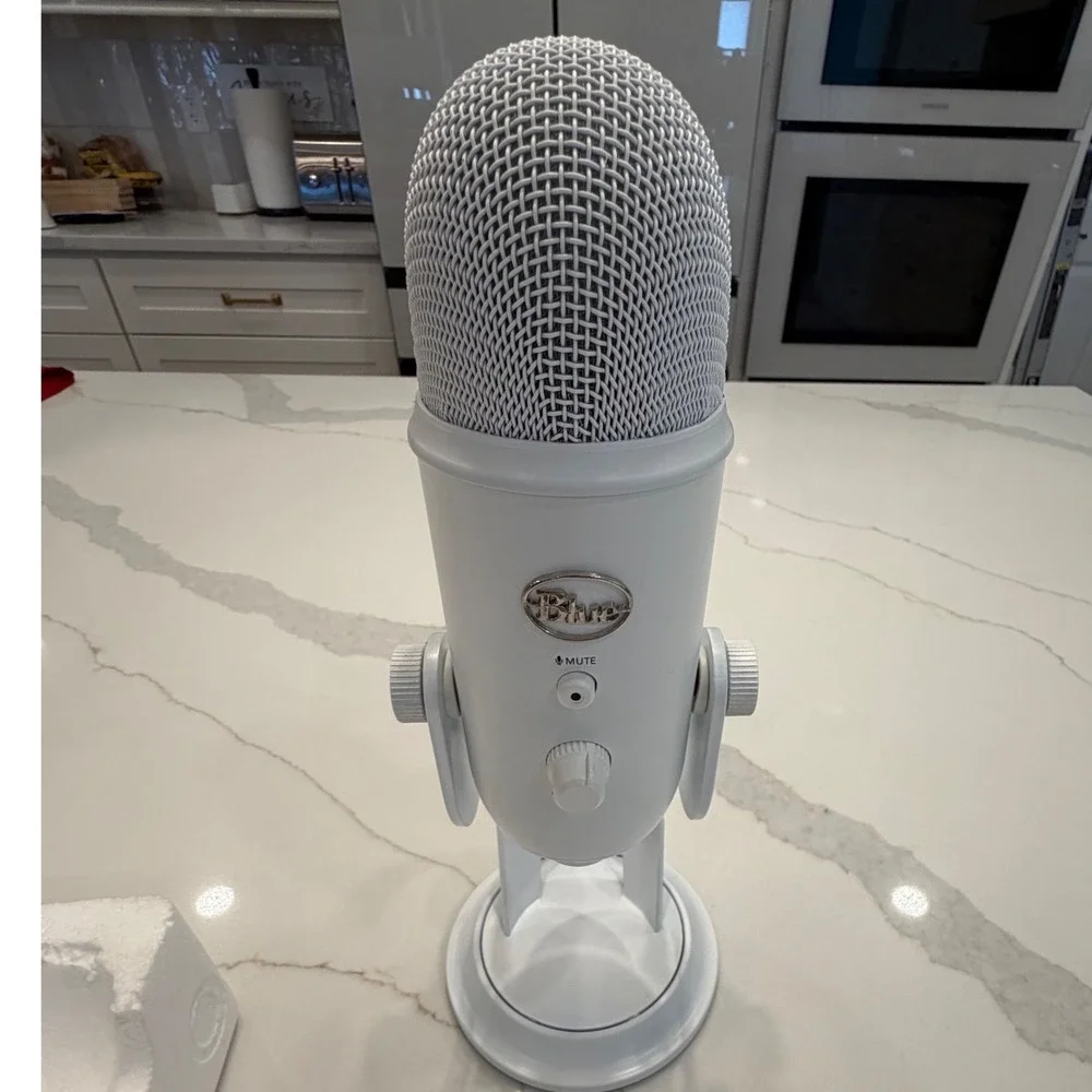 Blue Yeti USB Microphone Whiteout Professional Condenser Mic for Recording Boxed